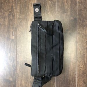 Lululemon waist pouch. In black
